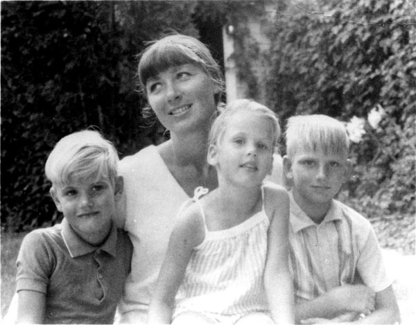 Nona&Kids60s2.jpg (55042 bytes)